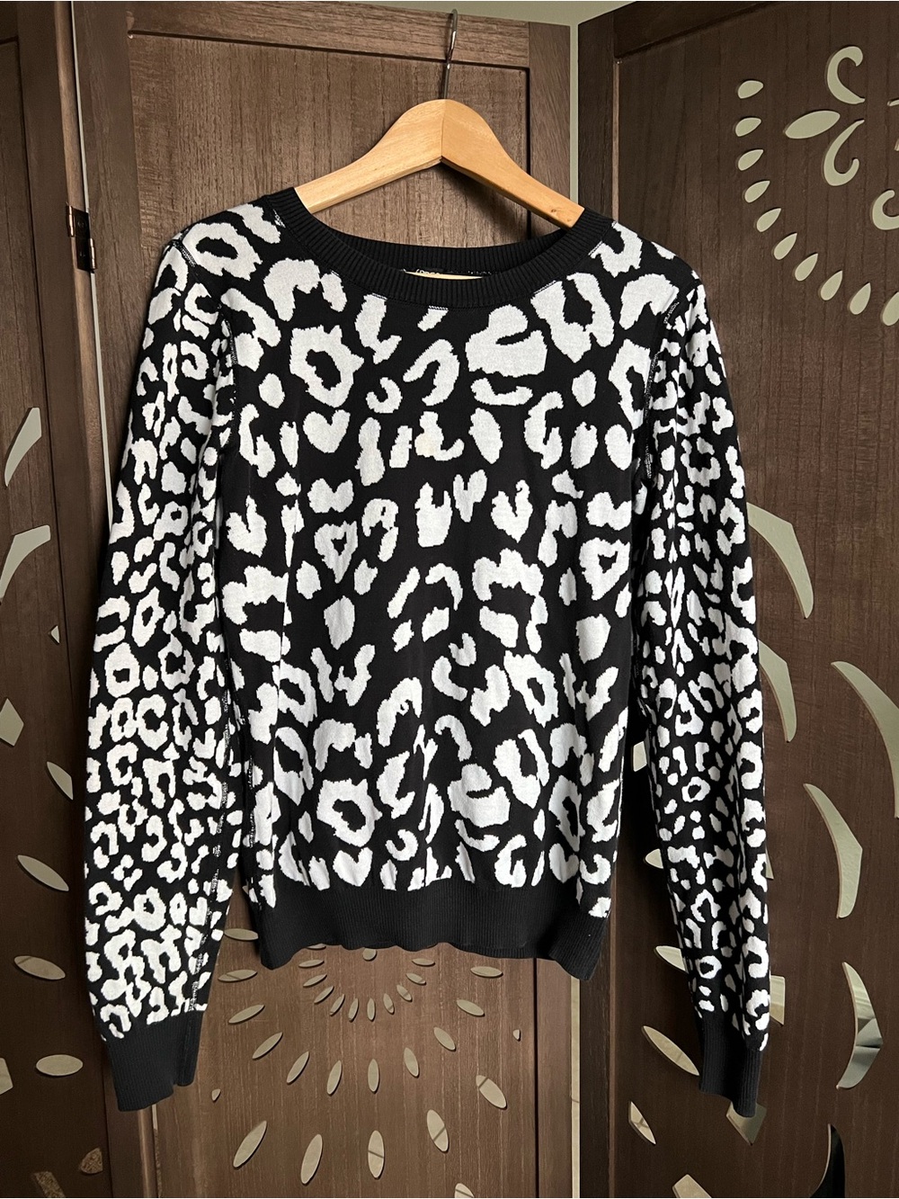 Express Sweatshirt Crew Neck Black & White
Animal Print Fleece Pullover - Large